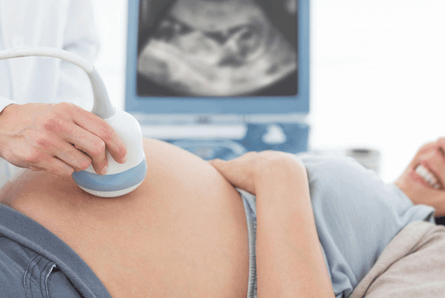 Control y seguimiento del embarazo, valoración del crecimiento fetal, cantidad de líquido amniótico y localización placentaria.